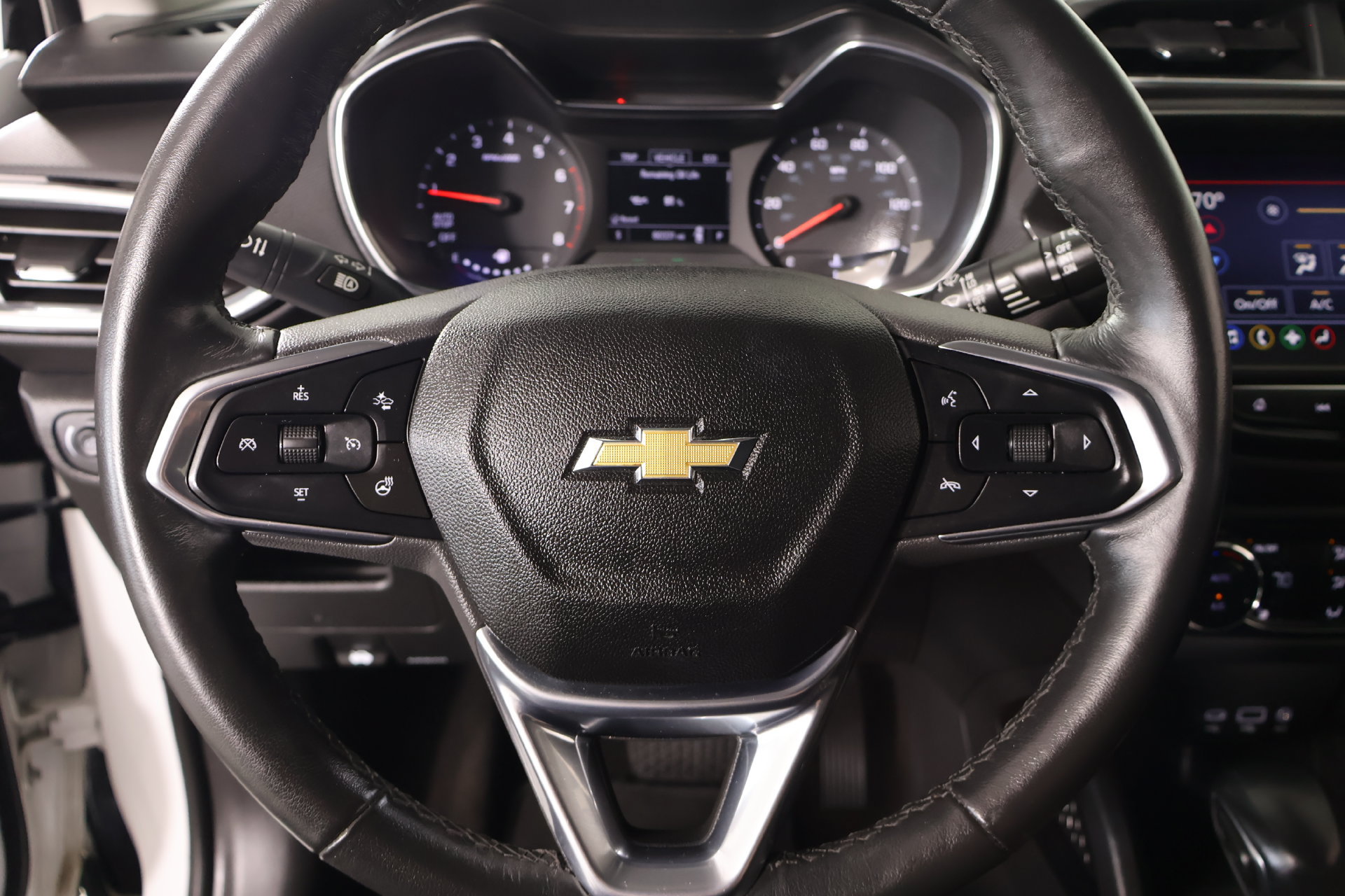 Used 2022 Chevrolet TrailBlazer LT w/ Premium Seating Package FWD image 3