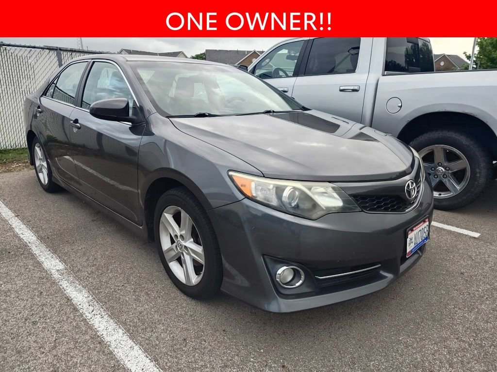 Used 2014 Toyota Camry SE w/ Moonroof Package FWD image 3