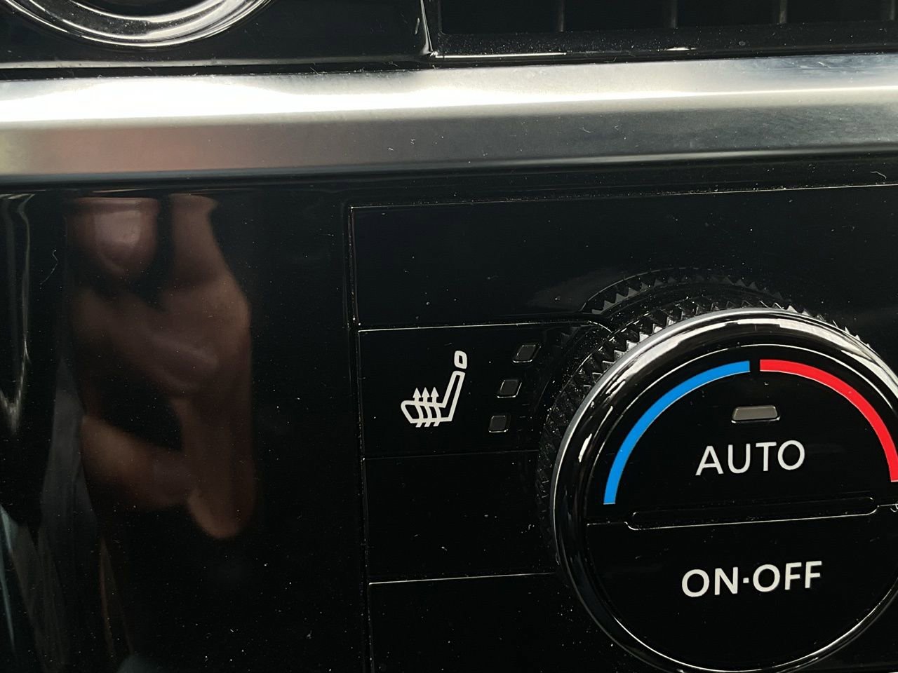 Used 2025 Nissan Pathfinder SV FWD image 28