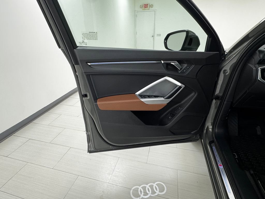 Used 2022 Audi Q3 2.0T Premium Plus w/ Premium Plus Package image 9