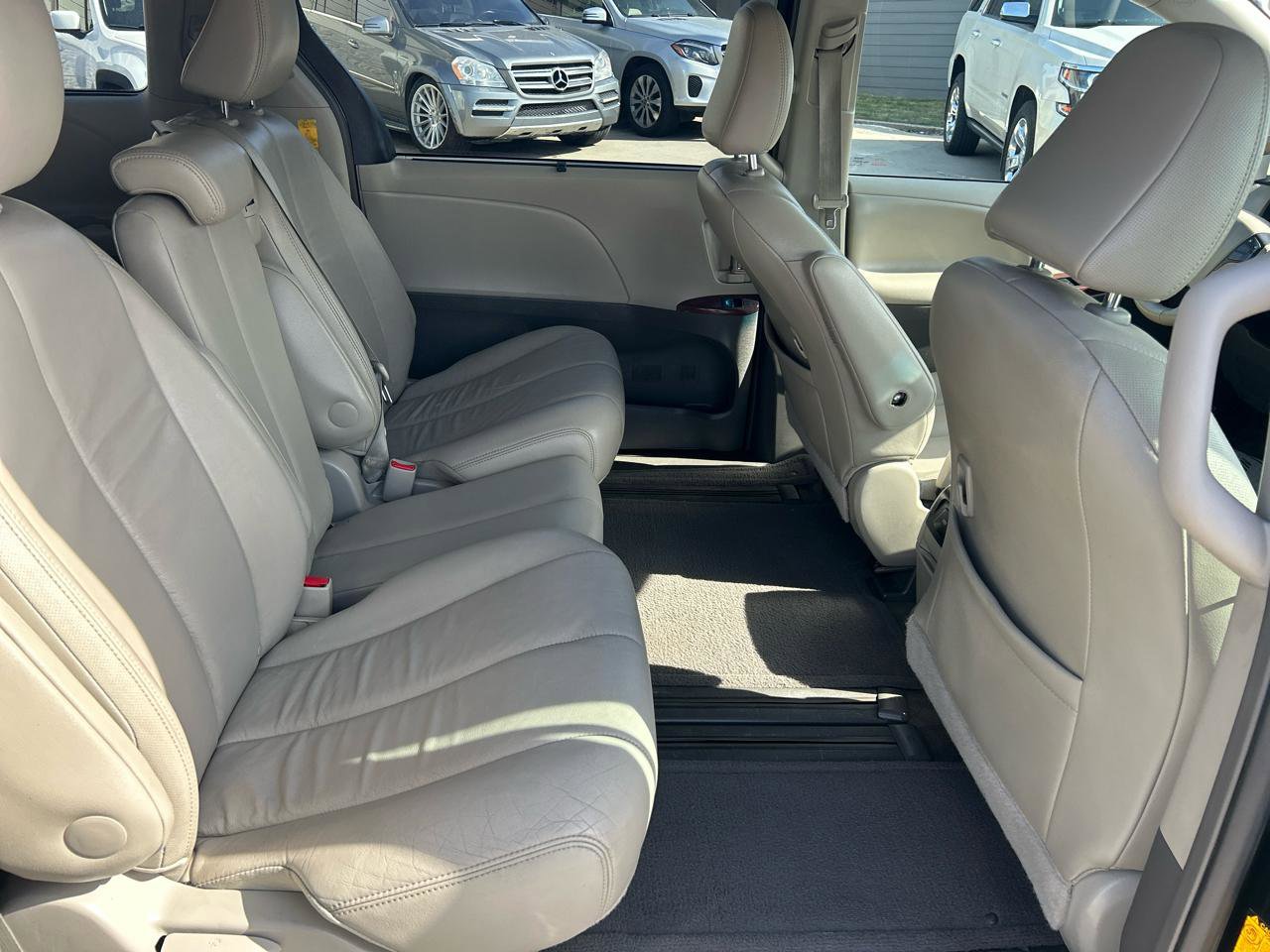 Used 2014 Toyota Sienna XLE w/ Entertainment Package FWD image 17