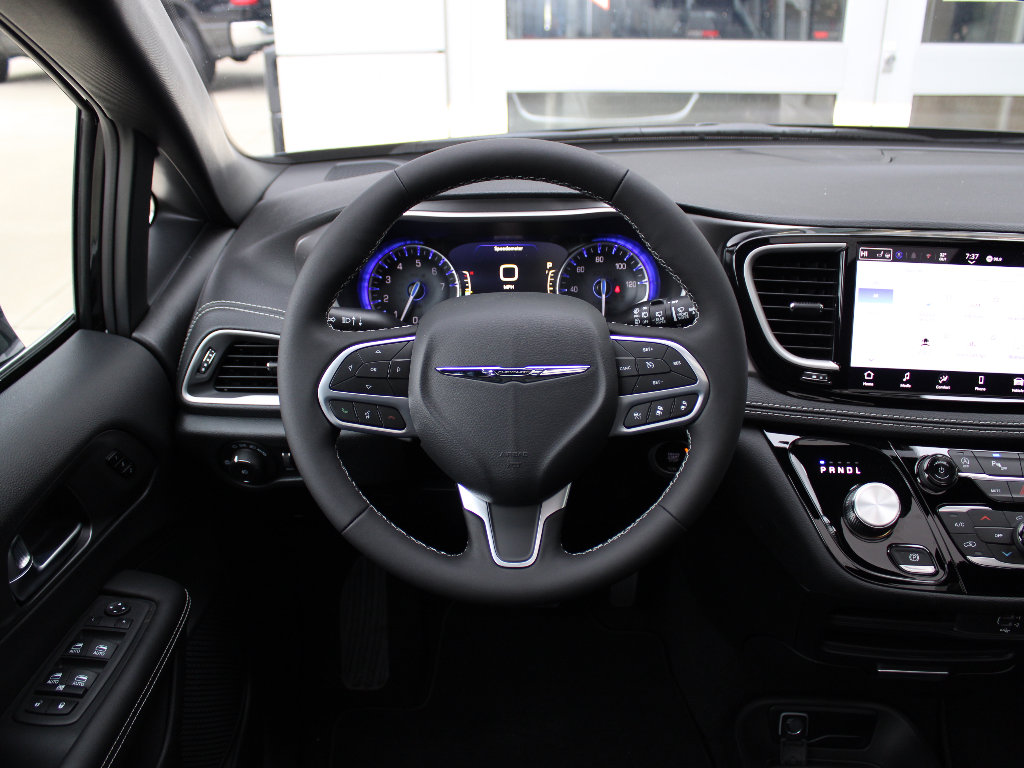 New 2026 Chrysler Pacifica Select image 12