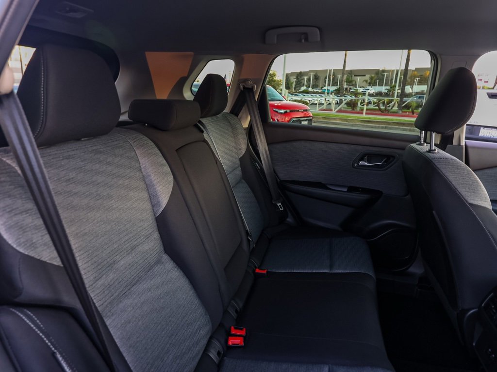 Used 2023 Nissan Rogue SV image 18