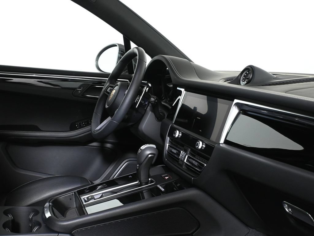 Used 2025 Porsche Macan Turbo AWD/4WD image 39
