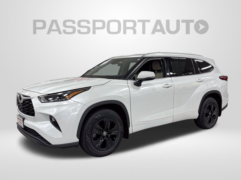 Used 2022 Toyota Highlander XLE AWD/4WD image 1