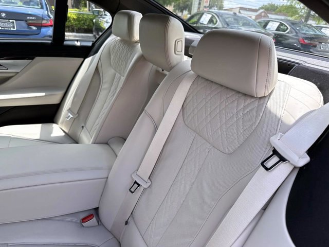 Used 2021 BMW 750i xDrive w/ Executive Package AWD/4WD image 13