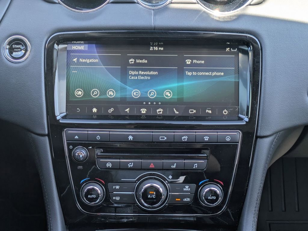 Used 2019 Jaguar XJ R-Sport image 18