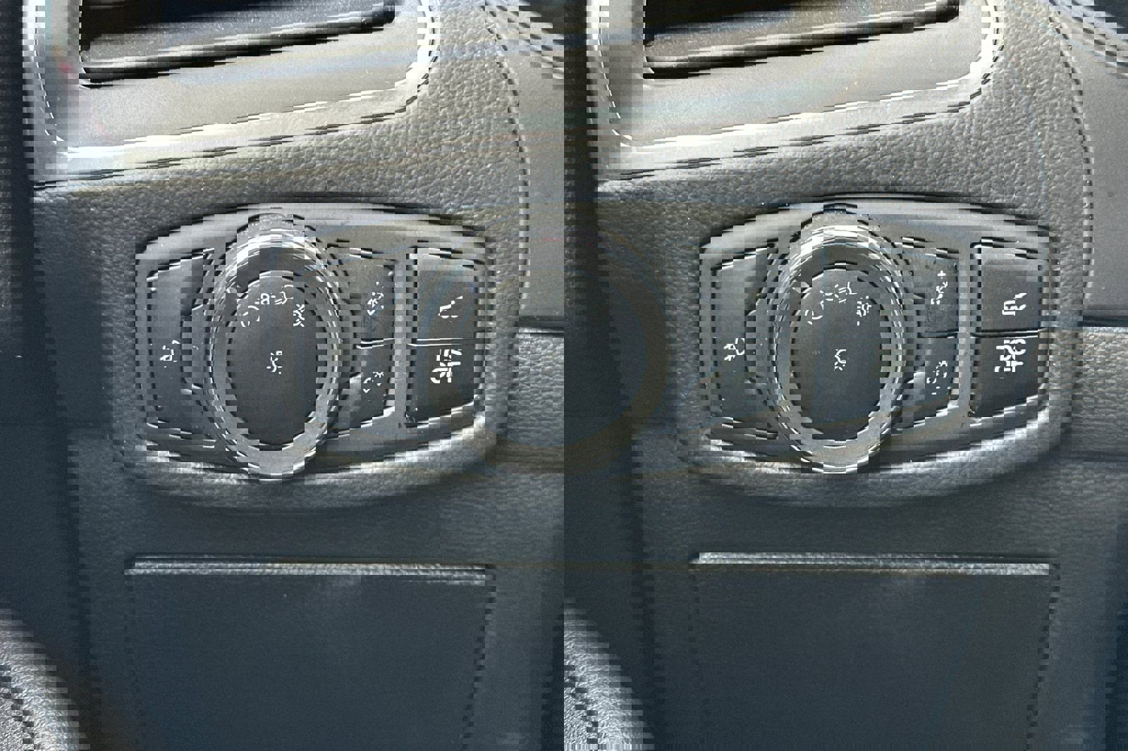 Used 2024 Ford Edge Titanium image 32