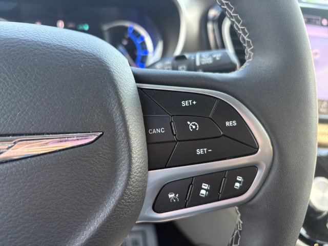 Used 2023 Chrysler Pacifica Touring-L FWD image 9