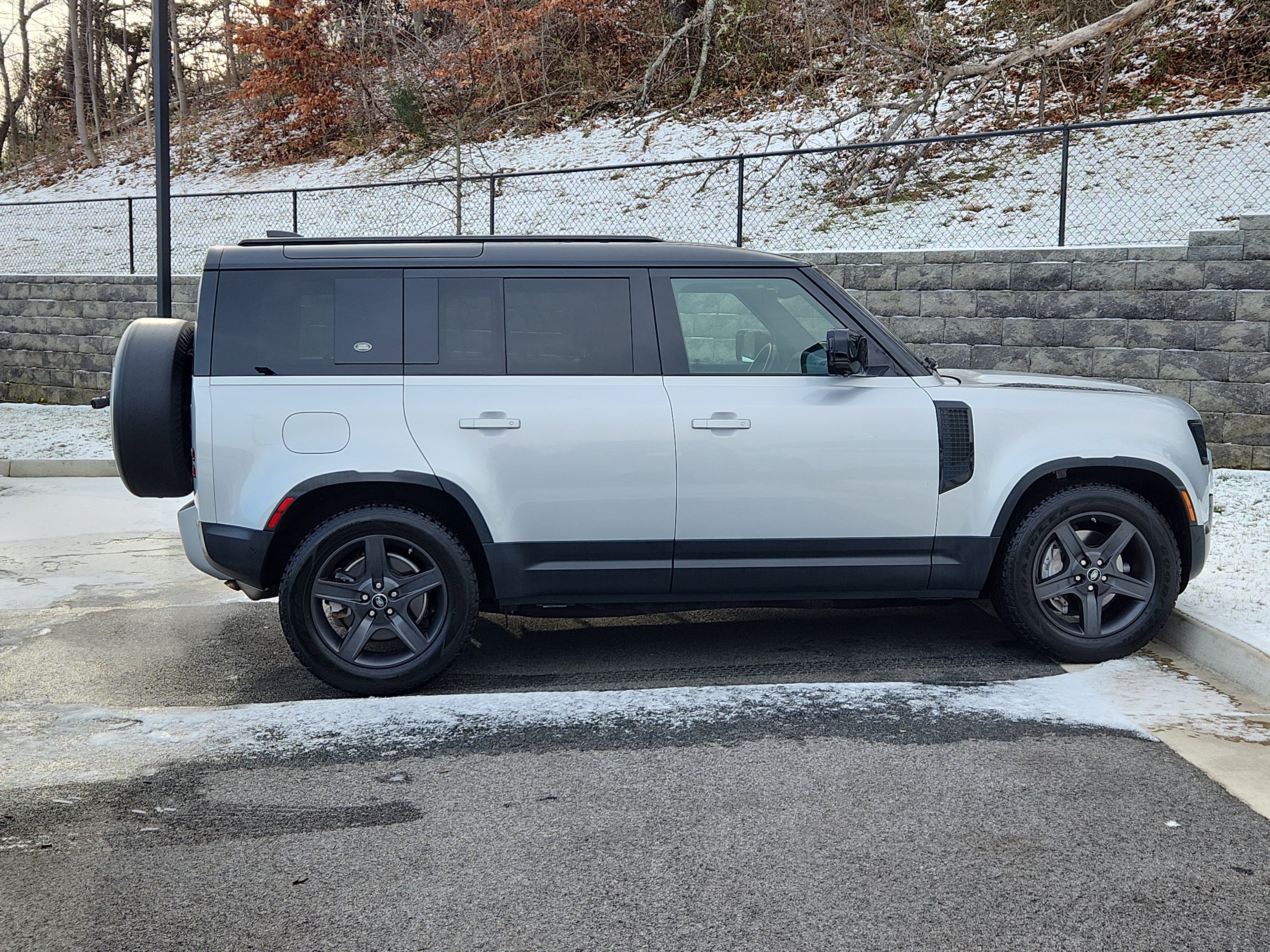 Used 2021 Land Rover Defender 110 SE image 11