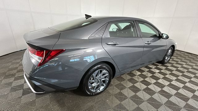 Used 2024 Hyundai Elantra SEL FWD image 2