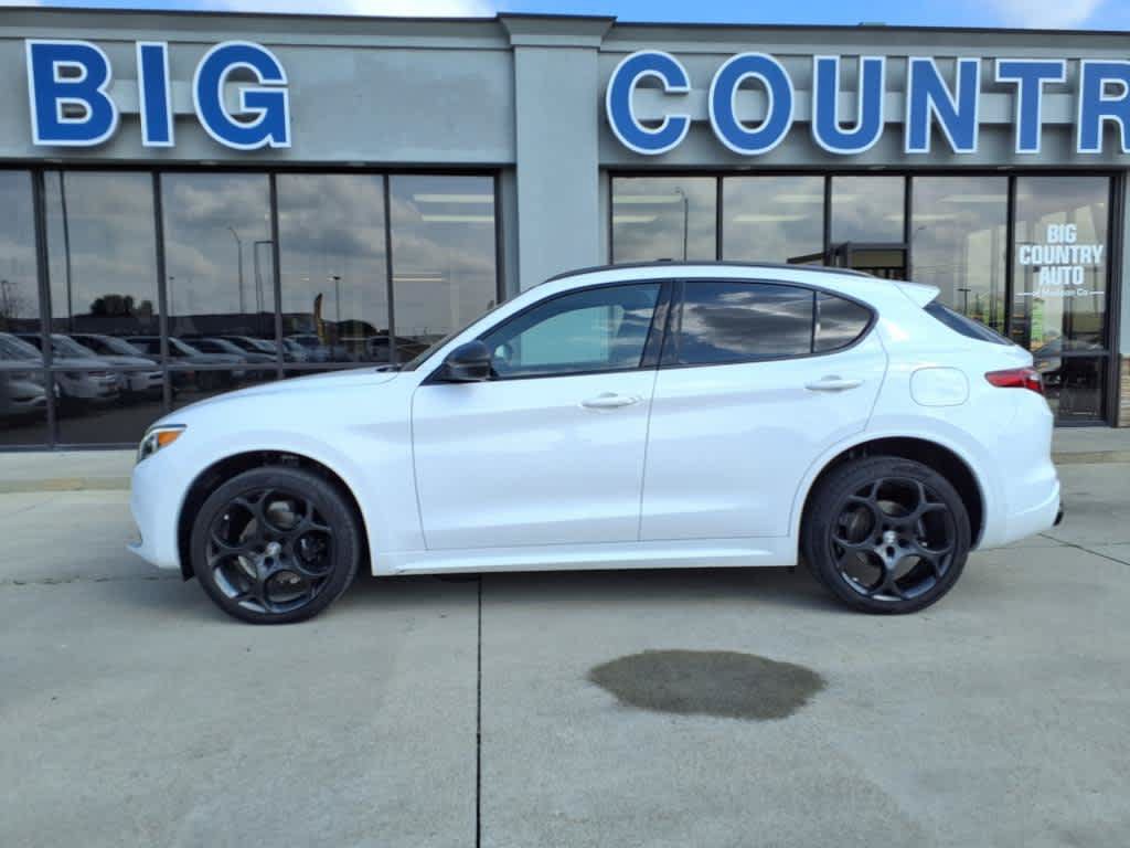 Used 2023 Alfa Romeo Stelvio Estrema AWD/4WD image 2