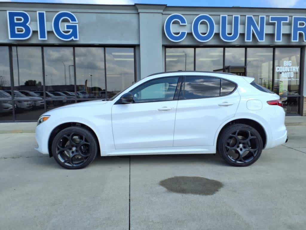 Used 2023 Alfa Romeo Stelvio Estrema image 2