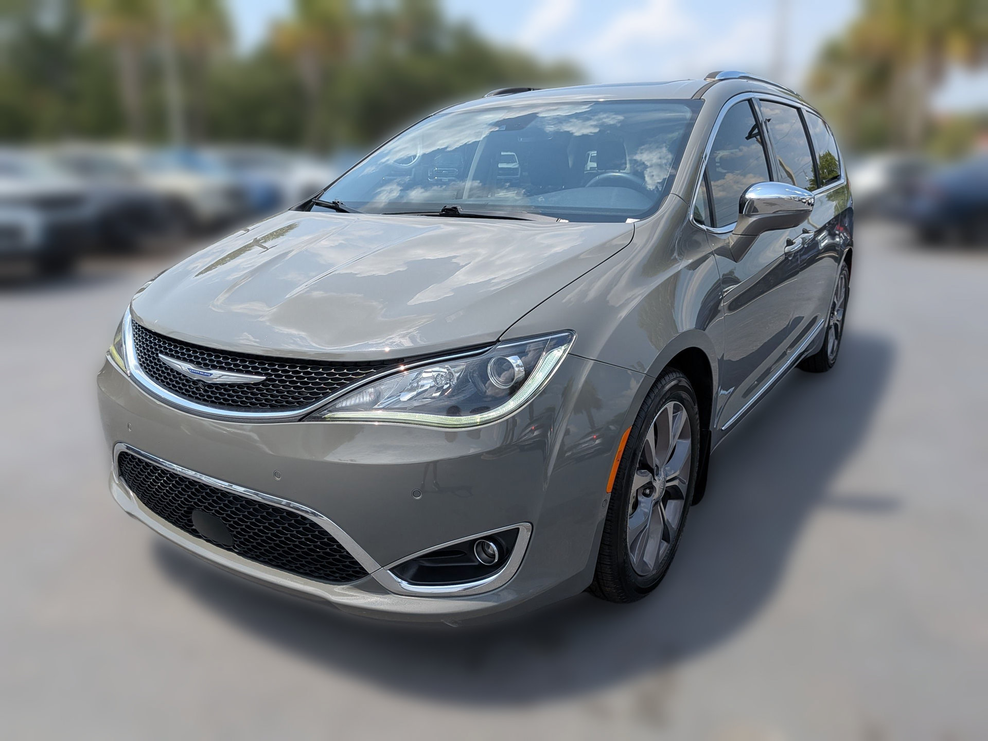 Used 2020 Chrysler Pacifica Limited w/ Tire & Wheel Group FWD image 9