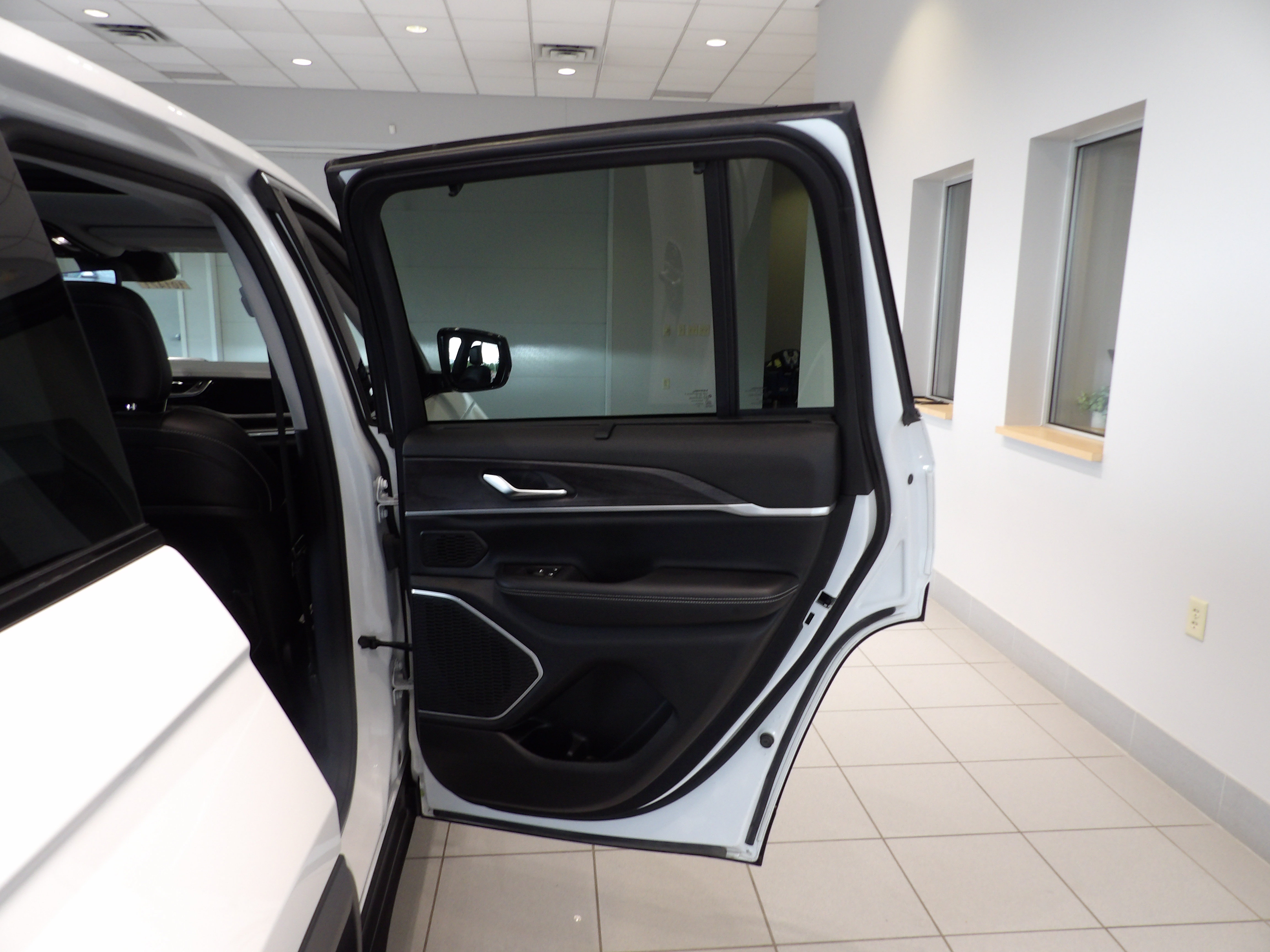 Used 2022 Jeep Grand Cherokee Limited 4xe w/ Luxury Tech Group II AWD/4WD image 19