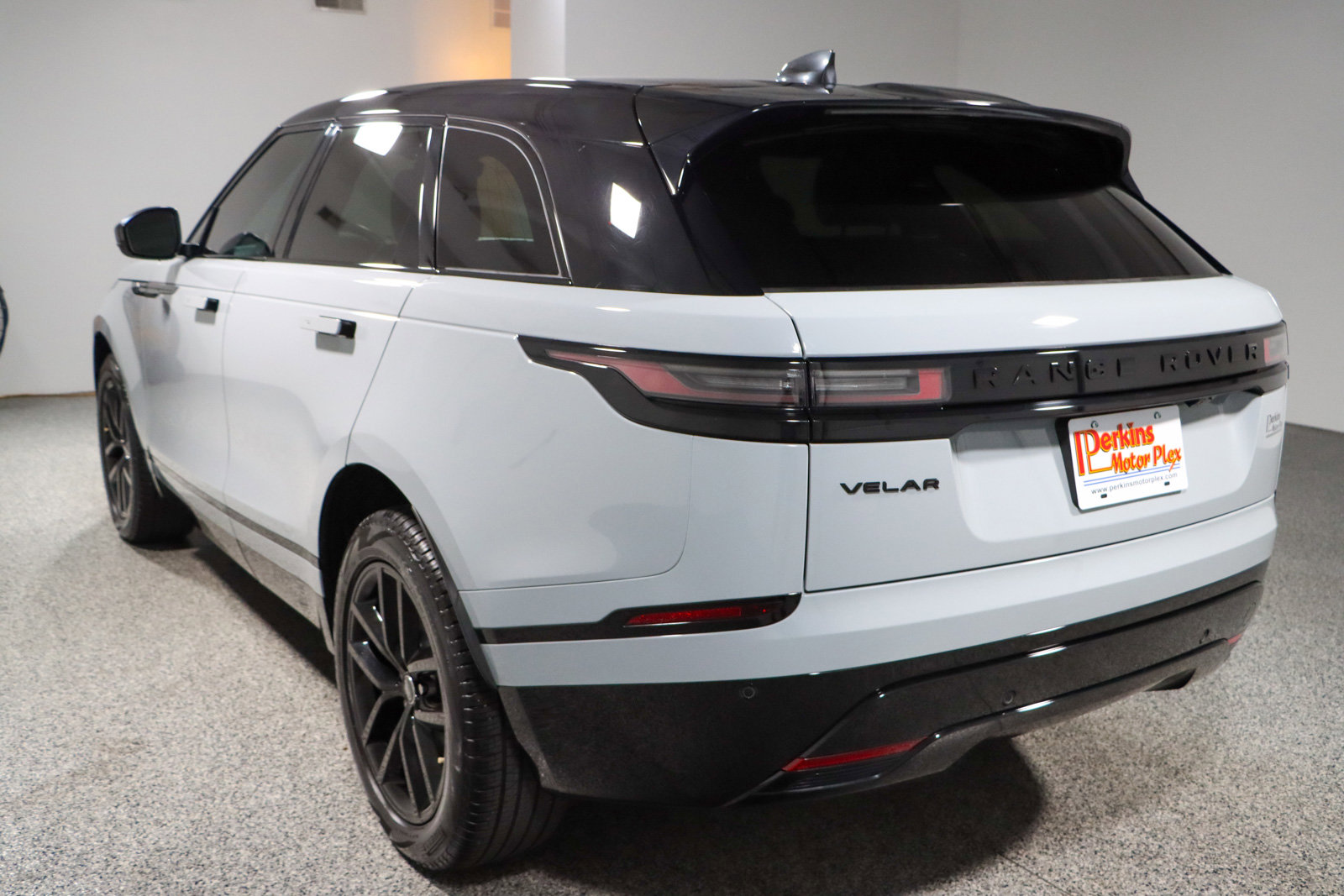 Used 2024 Land Rover Range Rover Velar Dynamic SE image 9