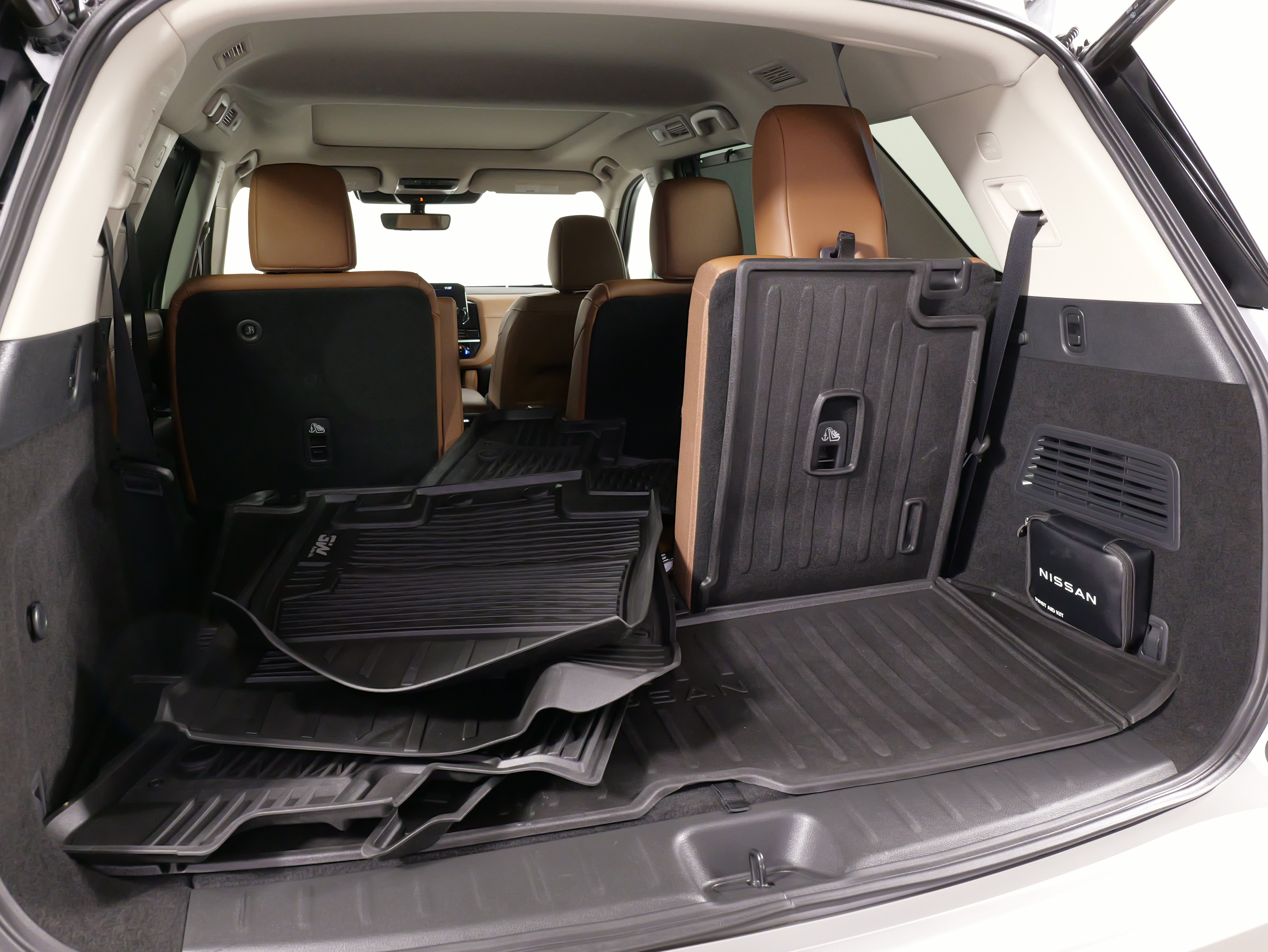 Used 2025 Nissan Pathfinder Platinum AWD/4WD image 40