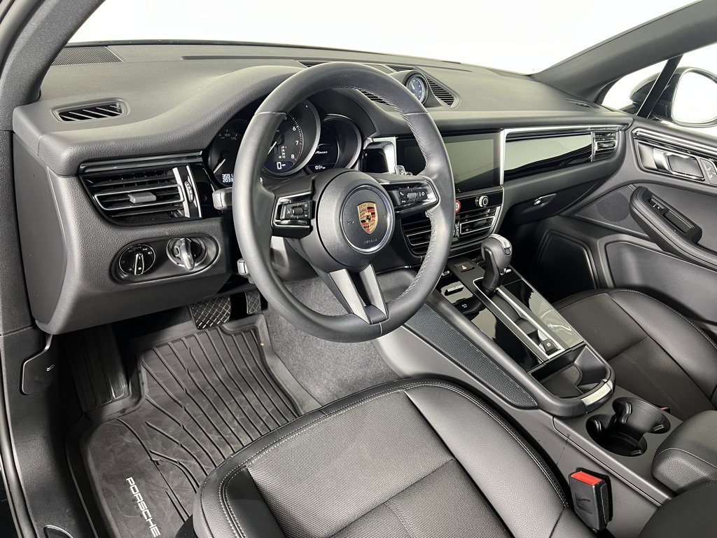 Used 2025 Porsche Macan image 4