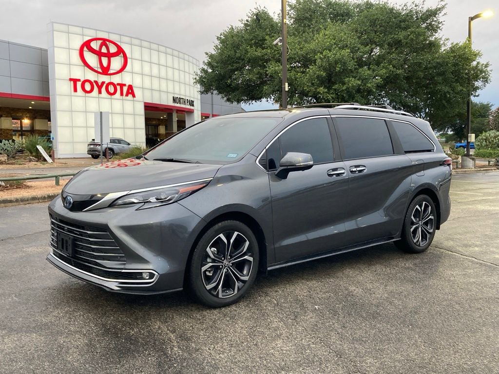 Used 2025 Toyota Sienna Platinum image 1