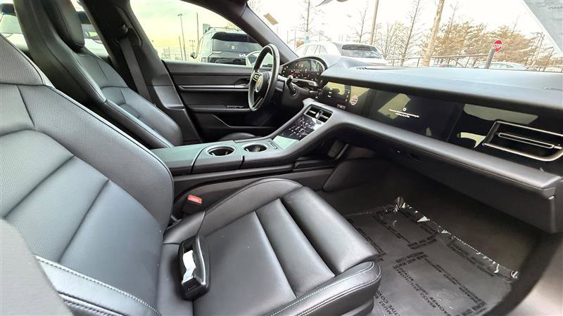 Used 2022 Porsche Taycan image 30