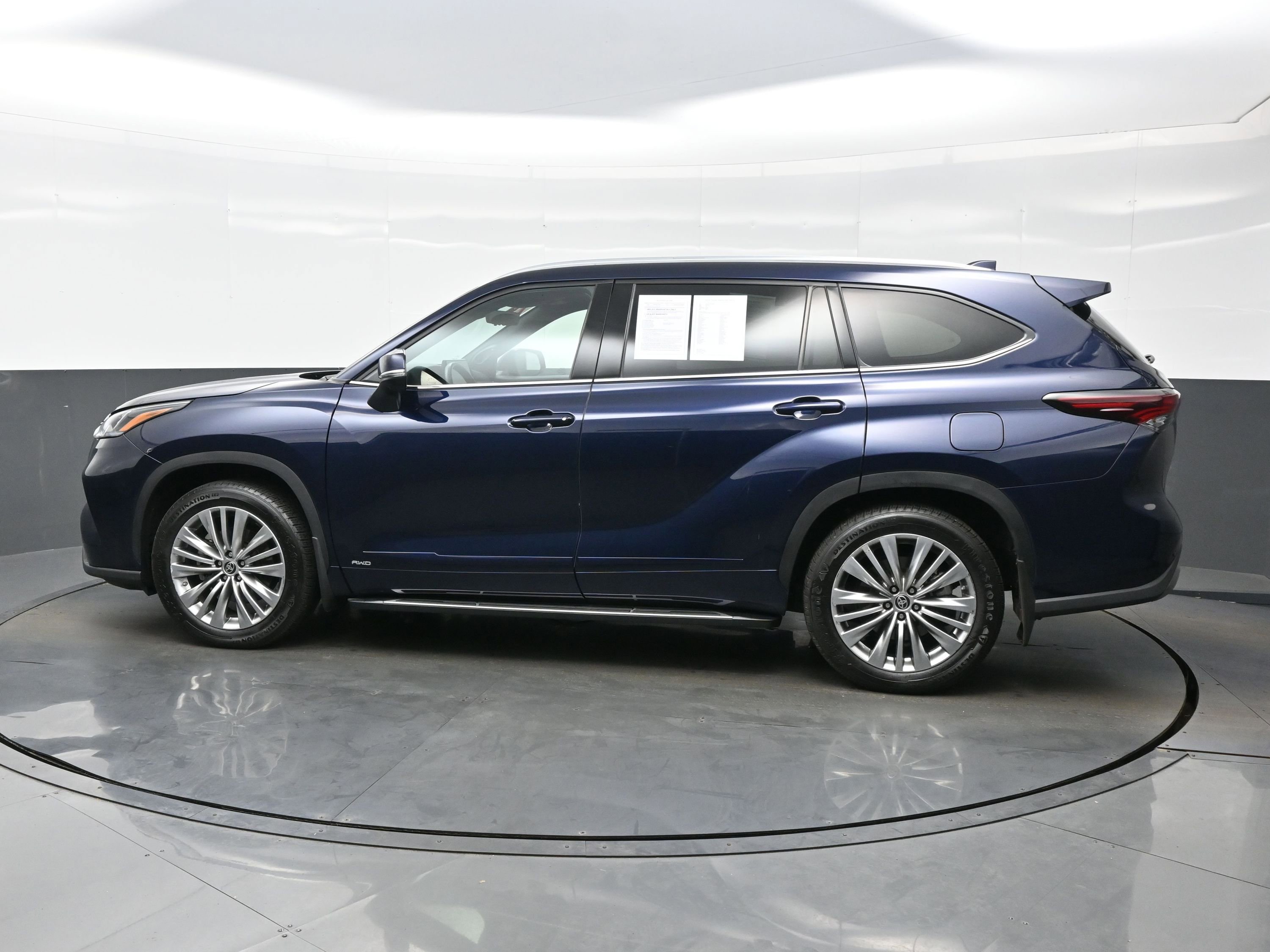 Used 2024 Toyota Highlander Platinum AWD/4WD image 3