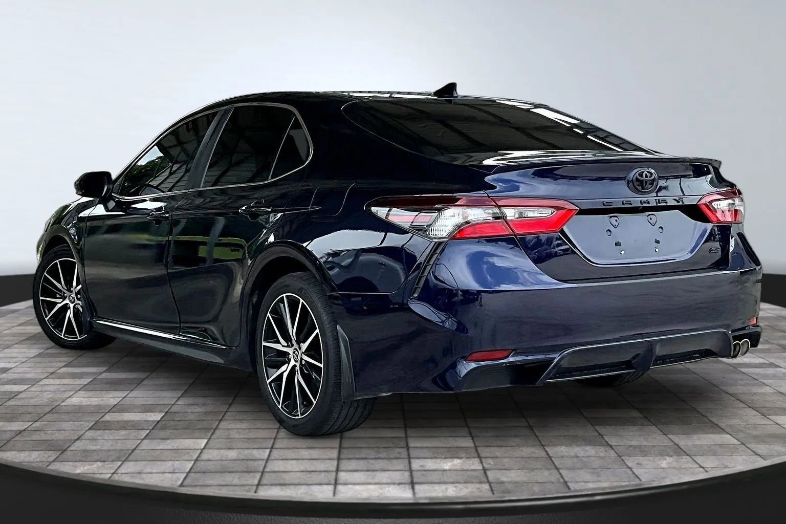 Used 2022 Toyota Camry SE w/ Cold Weather Package FWD image 4
