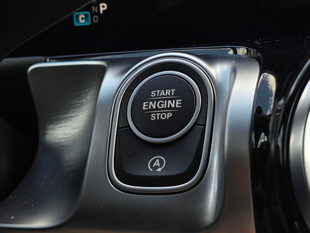 Used 2025 Mercedes-Benz GLB 250 4MATIC image 40