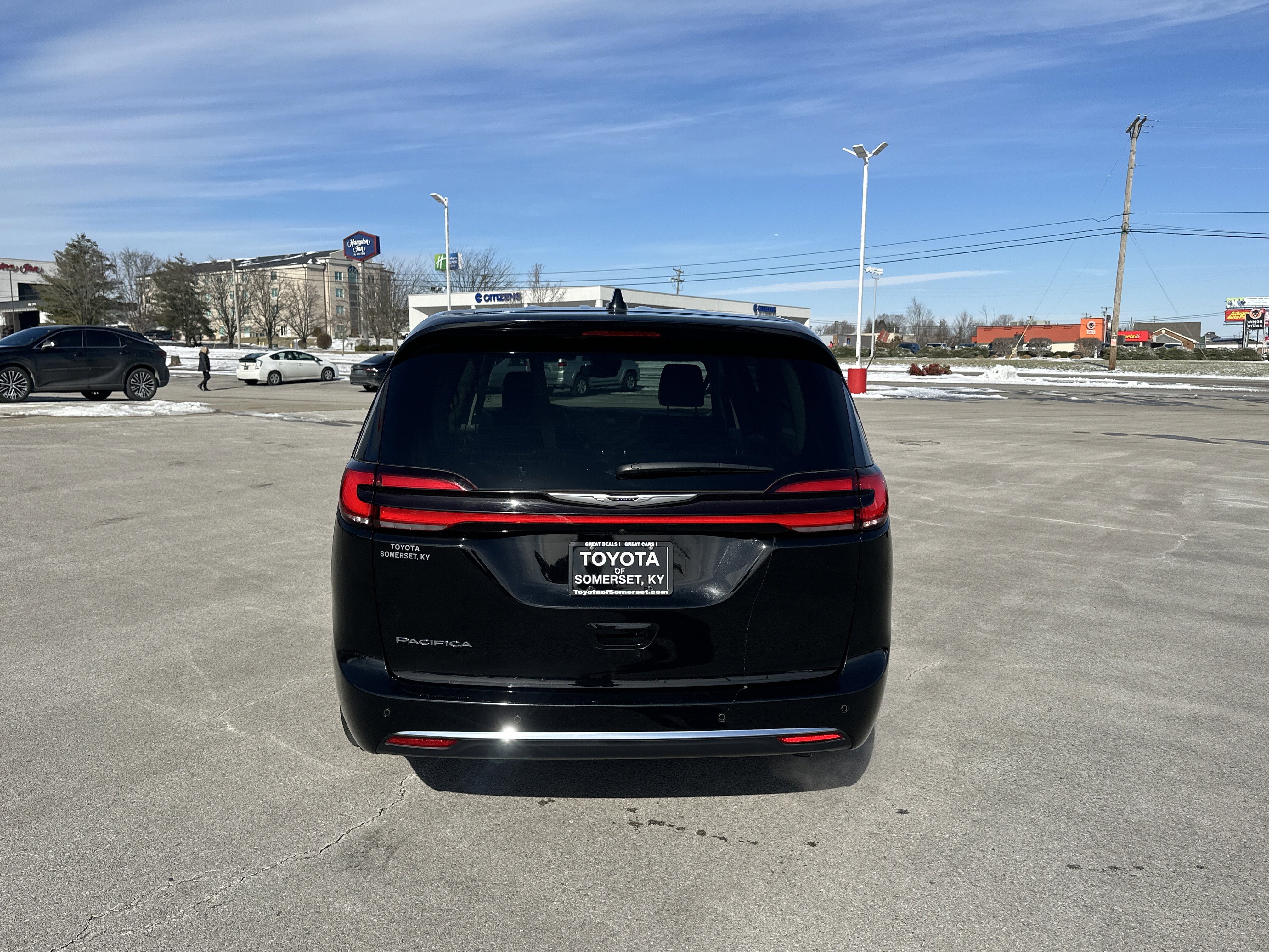 Used 2024 Chrysler Pacifica Touring-L image 8