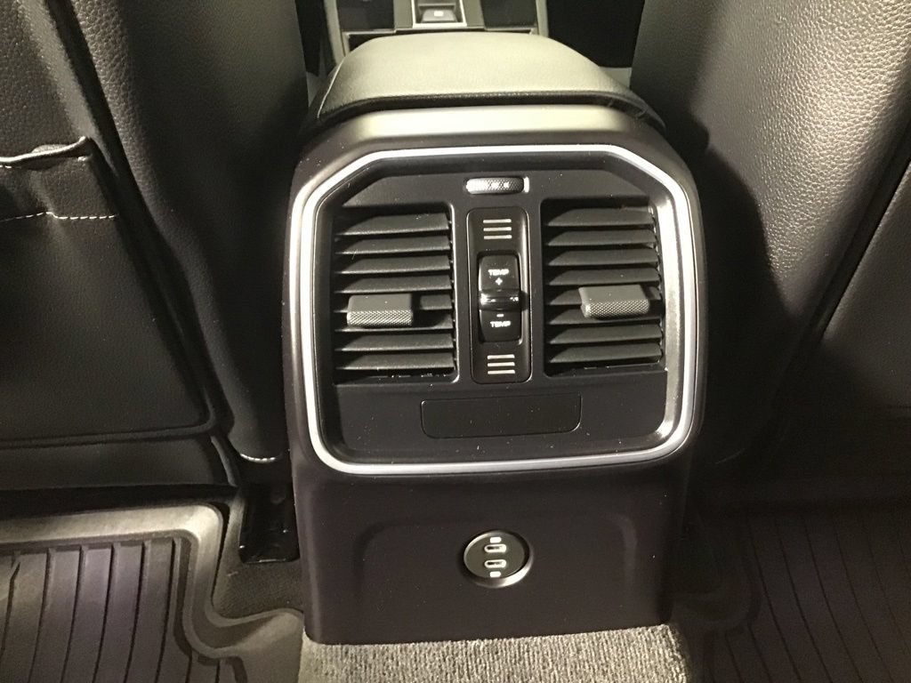 Certified 2024 Porsche Macan AWD/4WD image 26