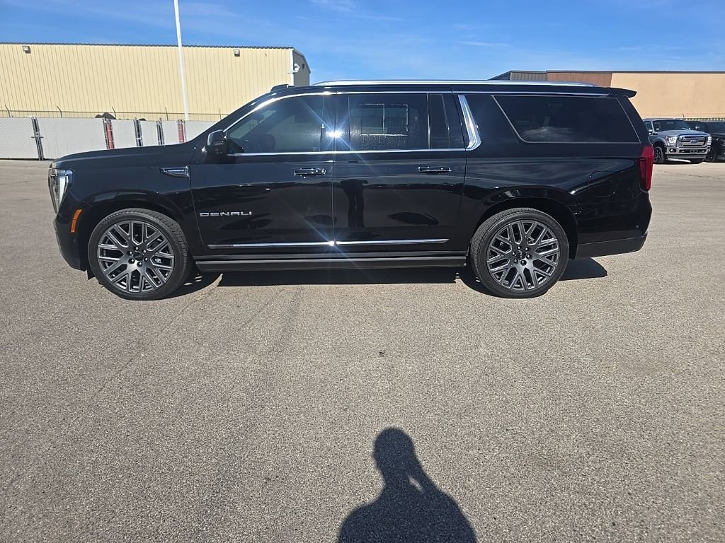Used 2025 GMC Yukon XL Denali Ultimate AWD/4WD image 3