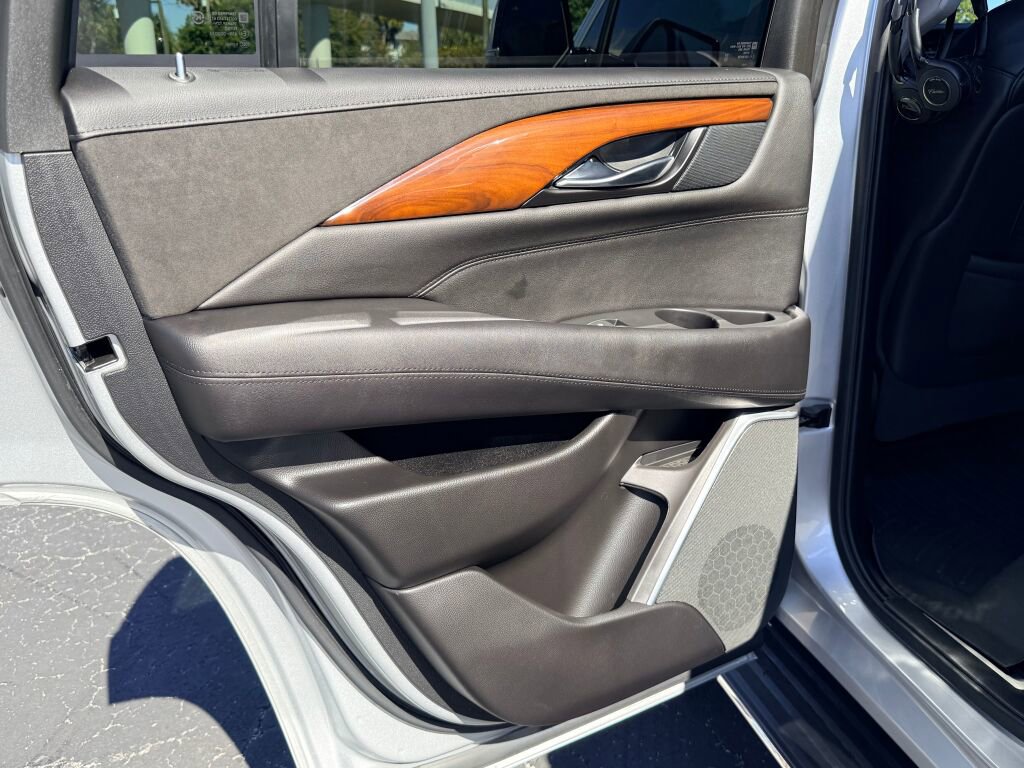 Used 2019 Cadillac Escalade Premium Luxury image 17