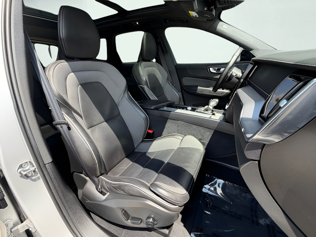 Used 2020 Volvo XC60 T5 R-Design FWD image 35
