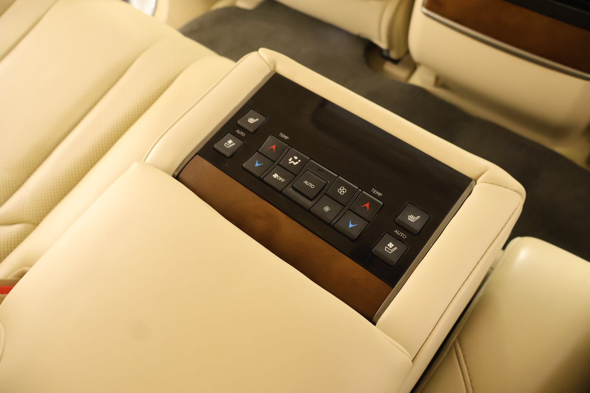 Used 2021 Lexus LX 570 4WD w/ Luxury Package image 18