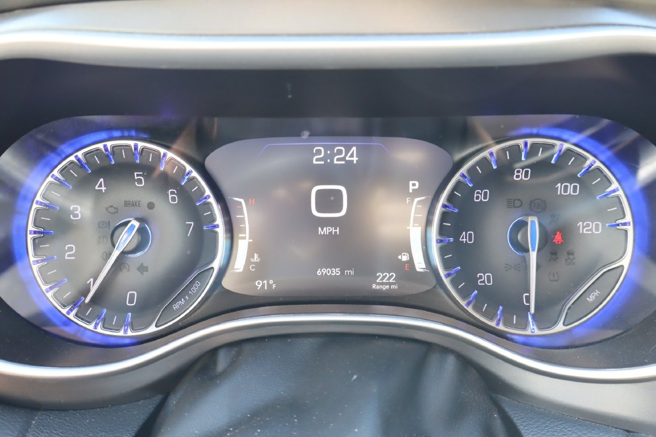 Used 2024 Chrysler Pacifica Touring-L FWD image 10