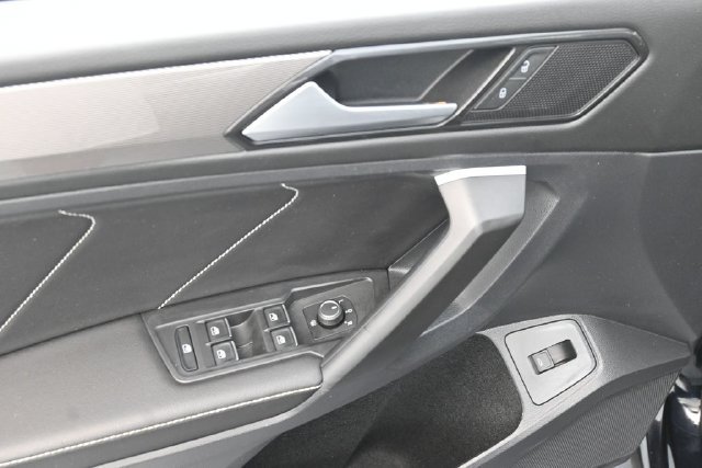 Used 2023 Volkswagen Tiguan SE FWD image 12