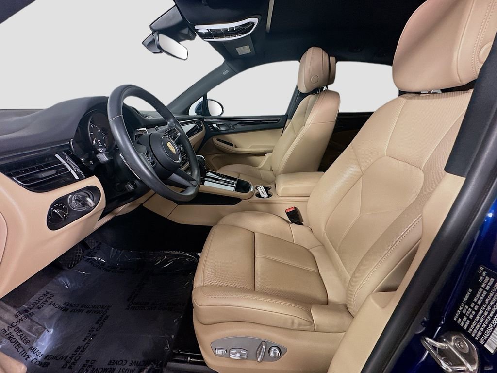 Certified 2023 Porsche Macan image 5