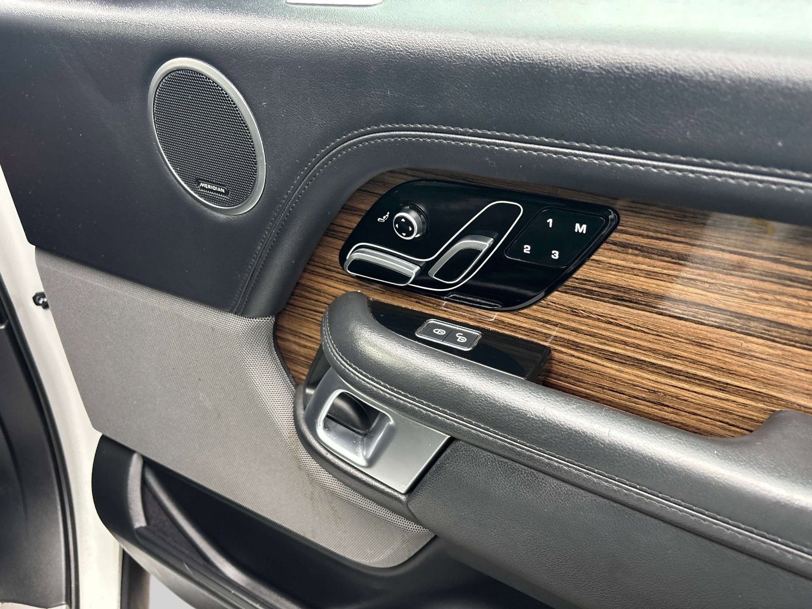 Used 2018 Land Rover Range Rover HSE image 15