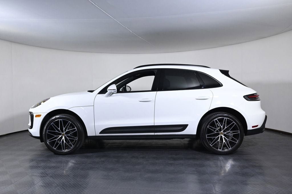 Certified 2026 Porsche Macan AWD/4WD image 2