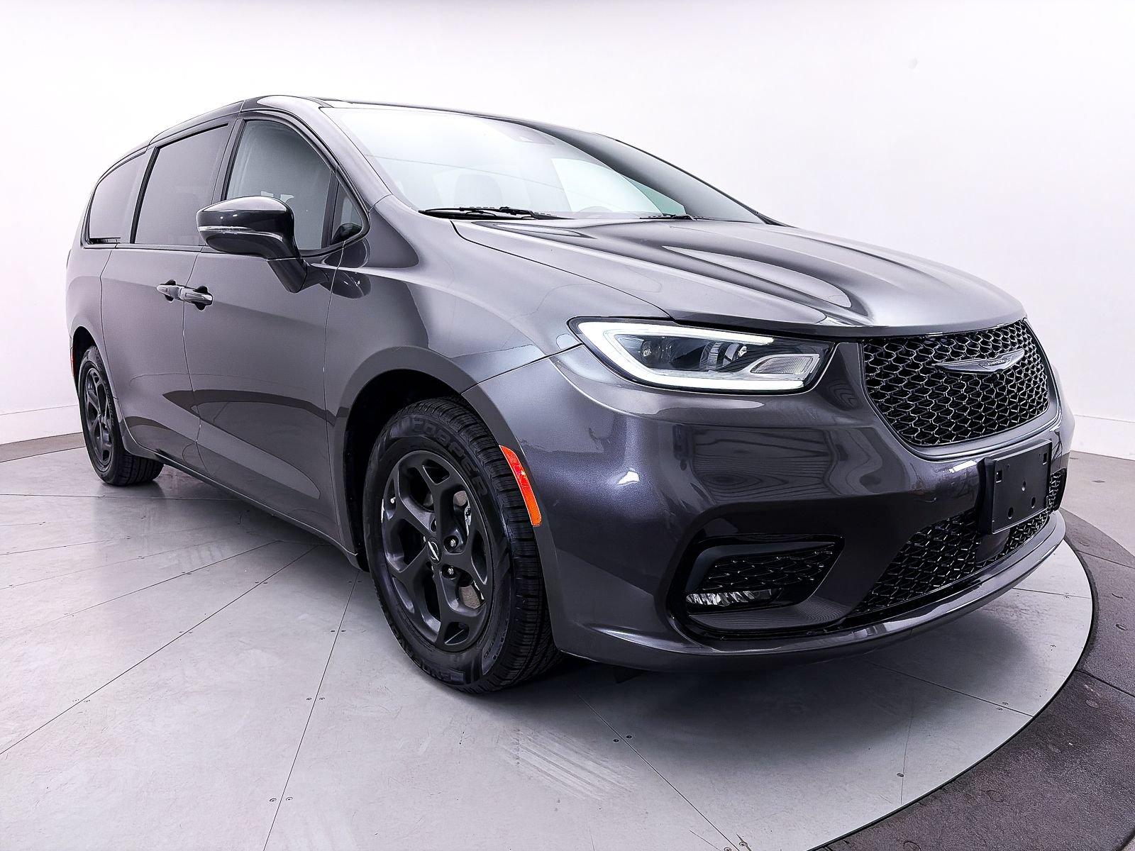 Used 2022 Chrysler Pacifica Touring-L w/ S Appearance Package FWD image 10
