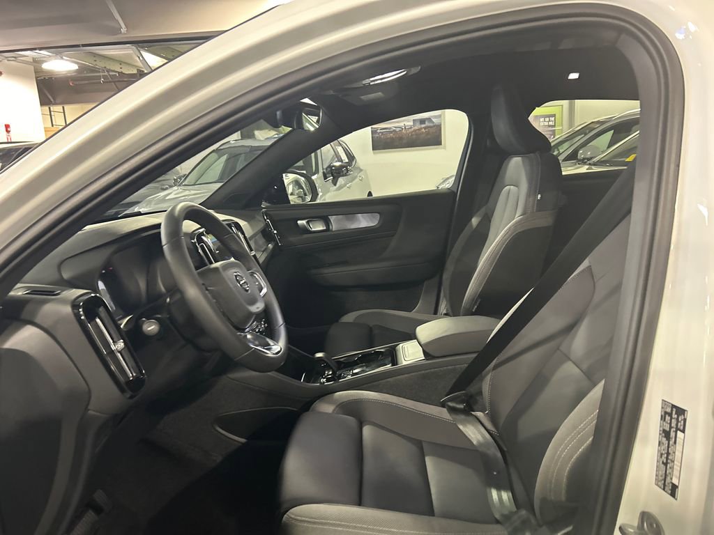 Certified 2023 Volvo C40 Recharge Core w/ Climate Package image 8