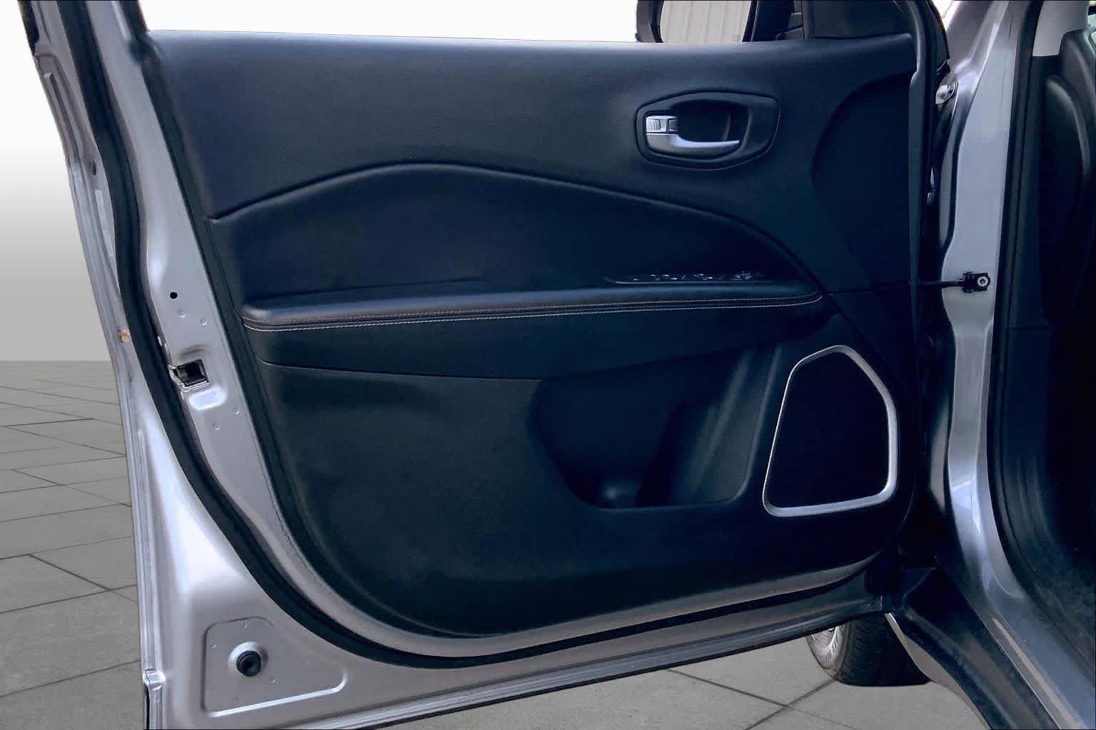 Used 2018 Jeep Compass Latitude w/ Popular Equipment Group FWD image 22