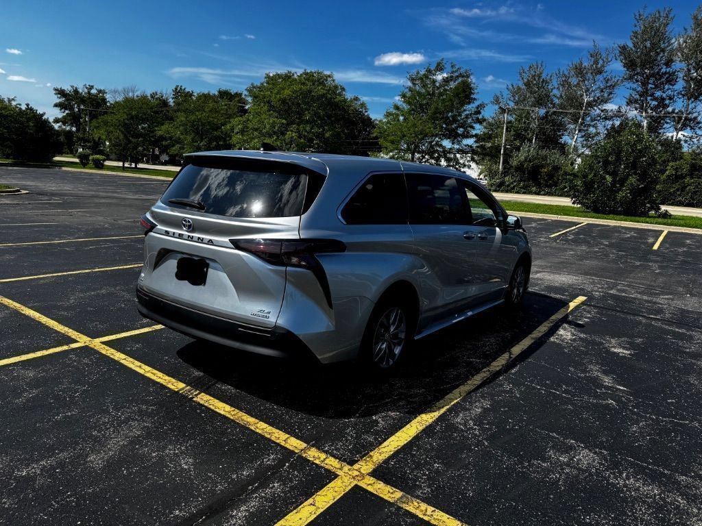 Used 2023 Toyota Sienna XLE AWD/4WD image 10
