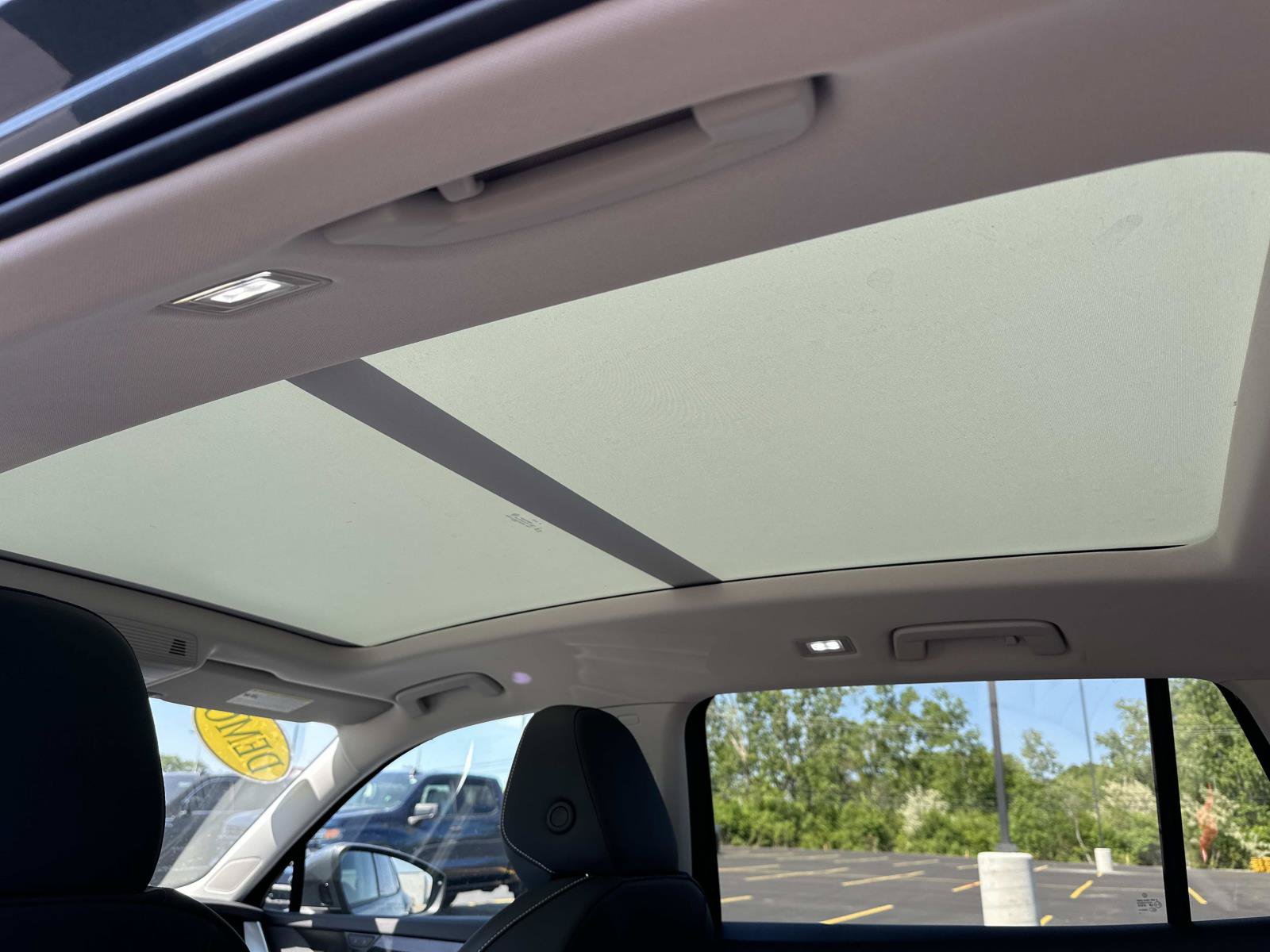 Used 2025 Volkswagen Tiguan SE w/ Panoramic Sunroof Package AWD/4WD image 12
