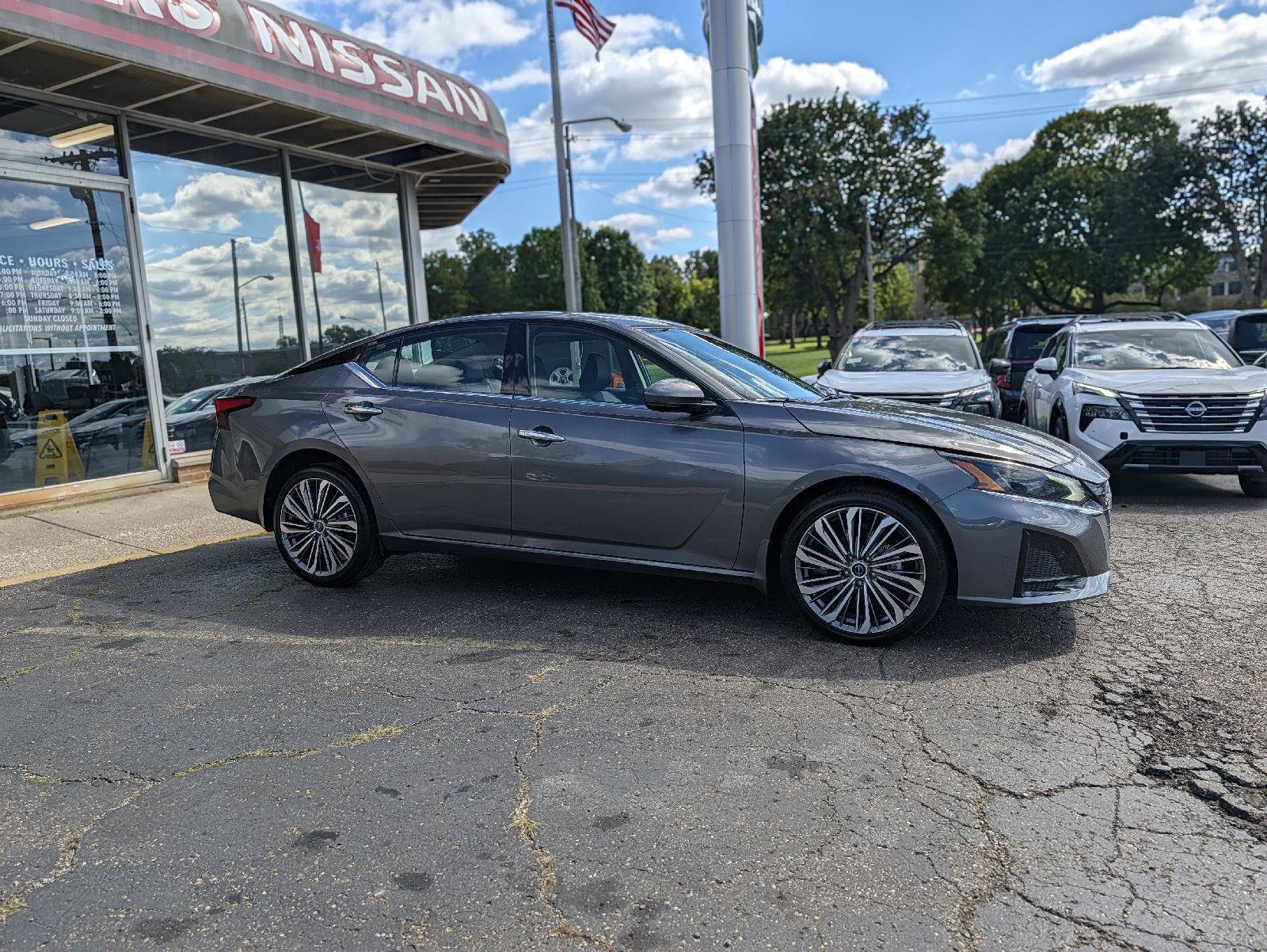 Used 2024 Nissan Altima 2.5 SL AWD/4WD image 16