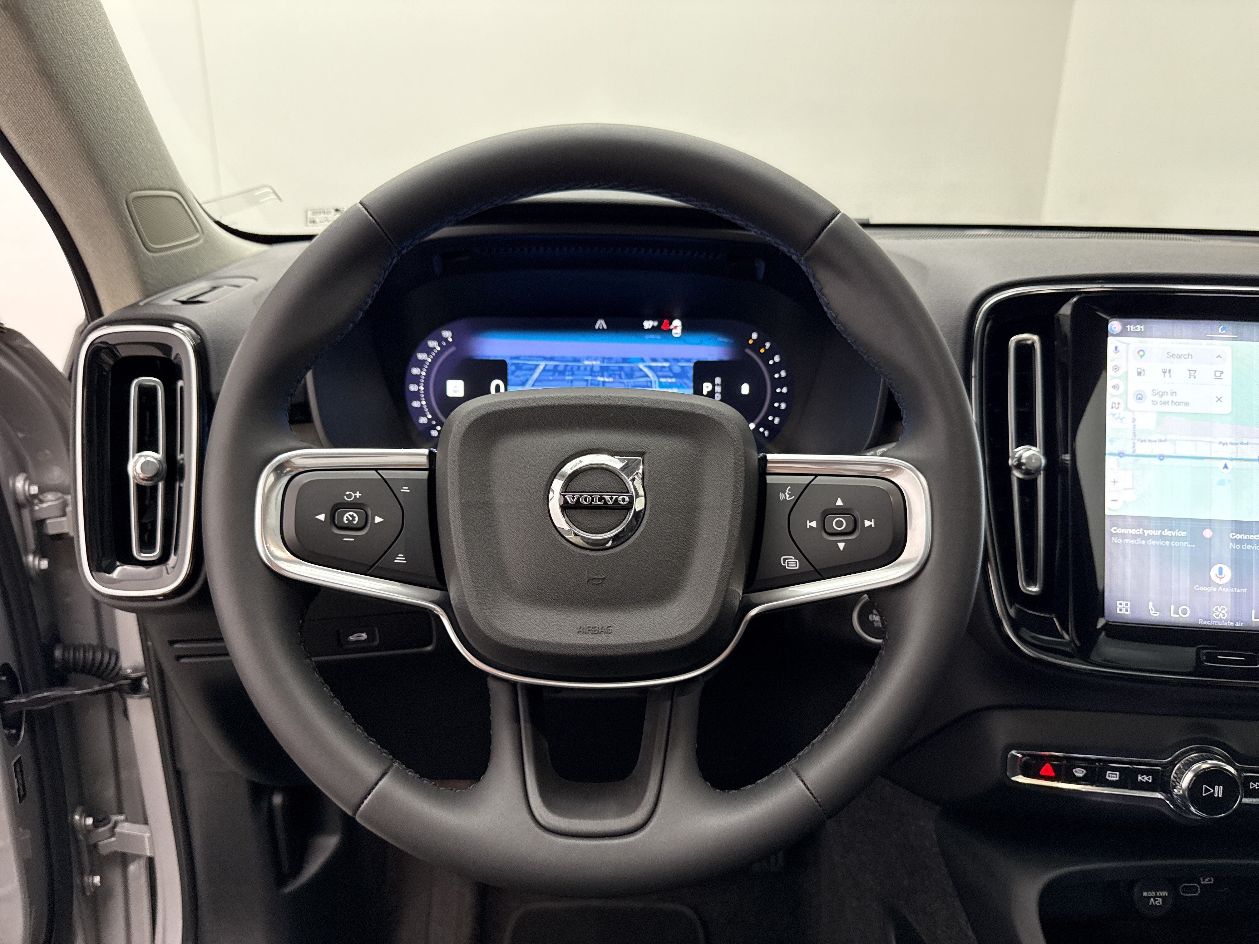 Certified 2024 Volvo XC40 B5 Plus AWD/4WD image 16