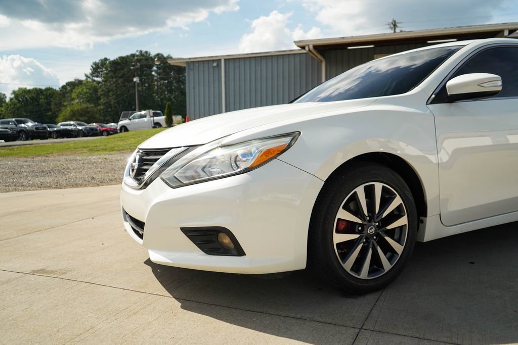 Used 2017 Nissan Altima 2.5 SL w/ Moonroof Package FWD image 18