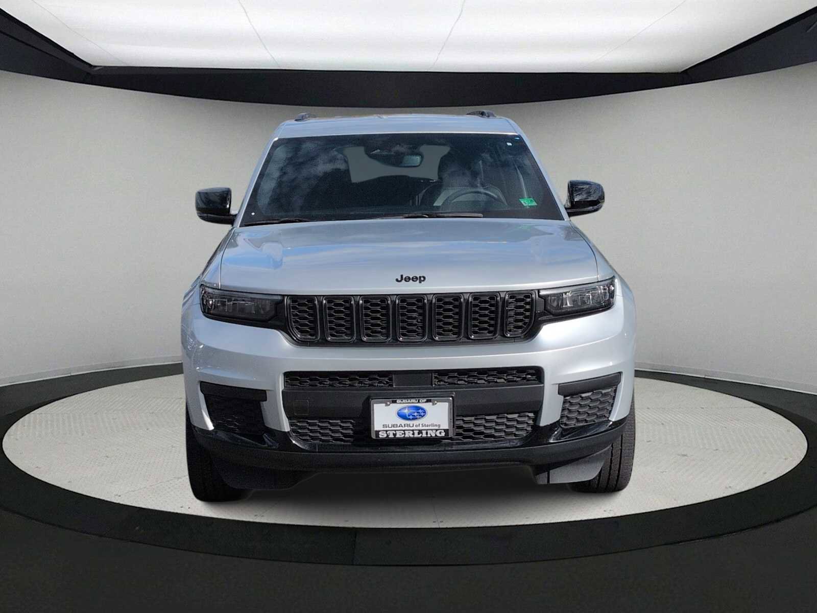 Used 2023 Jeep Grand Cherokee L Laredo image 3