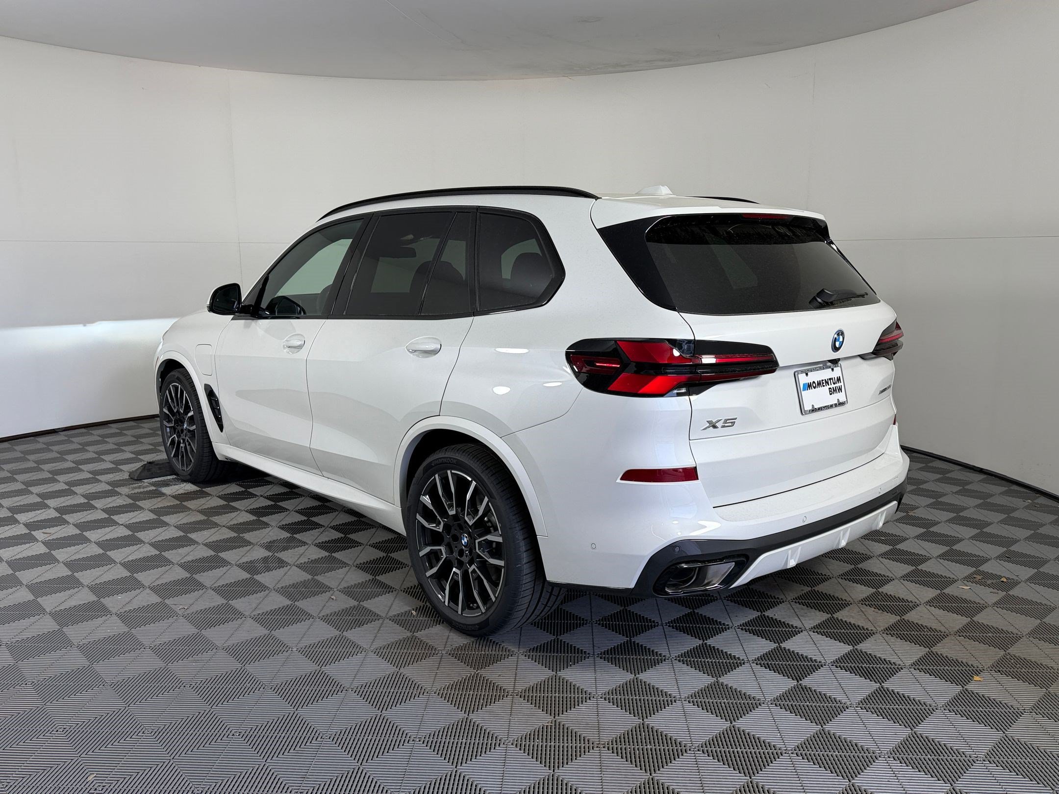 Used 2026 BMW X5 xDrive50e w/ M Sport Package AWD/4WD image 3