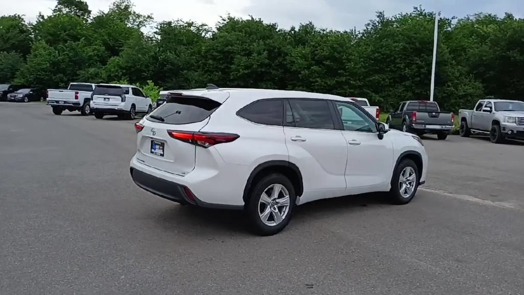 Used 2024 Toyota Highlander LE FWD image 8