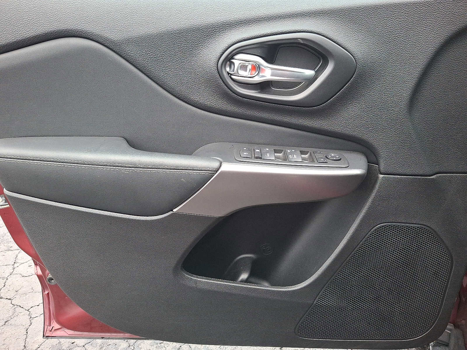 Used 2021 Jeep Cherokee Latitude Lux w/ Comfort/Convenience Group image 12